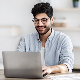 escribiendo en una computadora portátil